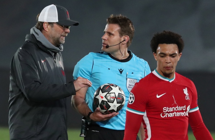 为什么跑垒员在冲向每一个垒包时都必须用脚用力蹬踏以保证不离垒